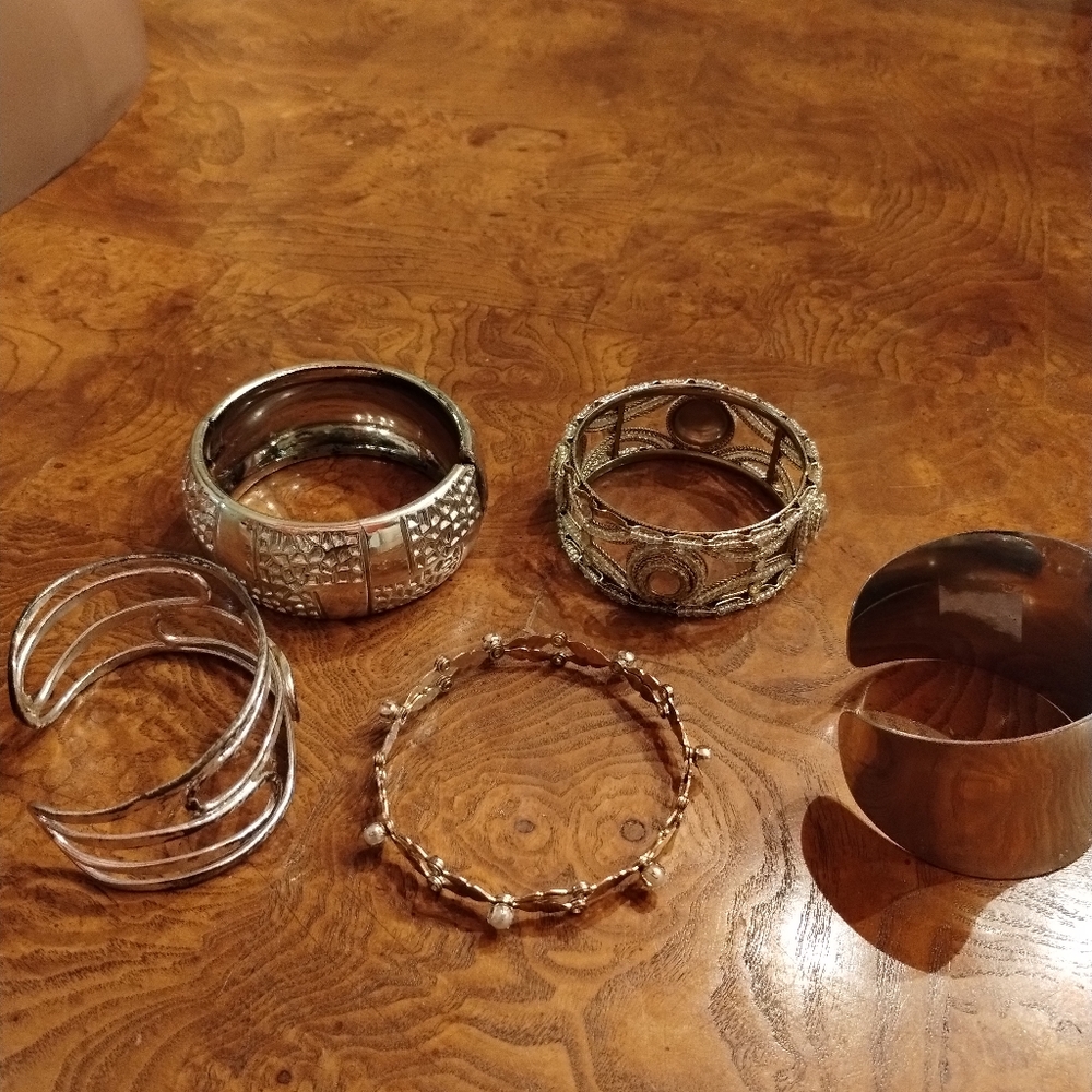 SALE:Bohemian pre-owned Assorted Bracelet Collection (Set of 5)